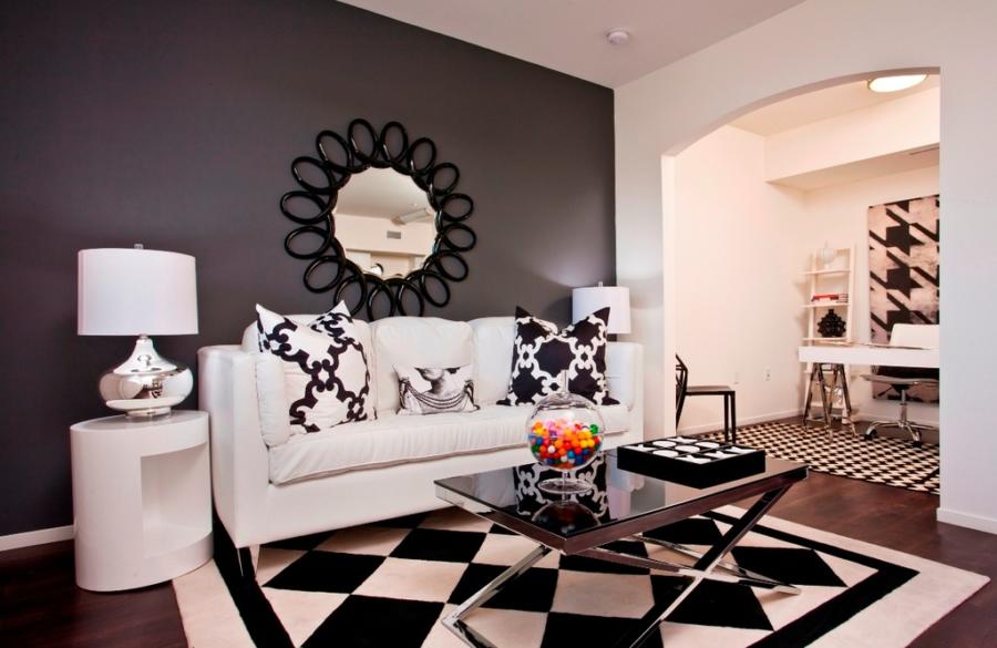Класичне чорно-біле поєднання кольорів у сучасній вітальні підкреслює елегантність інтер'єру