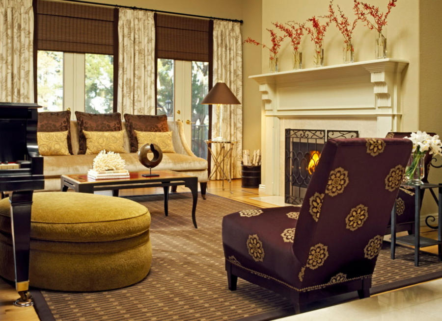Бамбукові рулонні жалюзі в поєднанні з класичними тканинними полотнами у дизайні вітальні