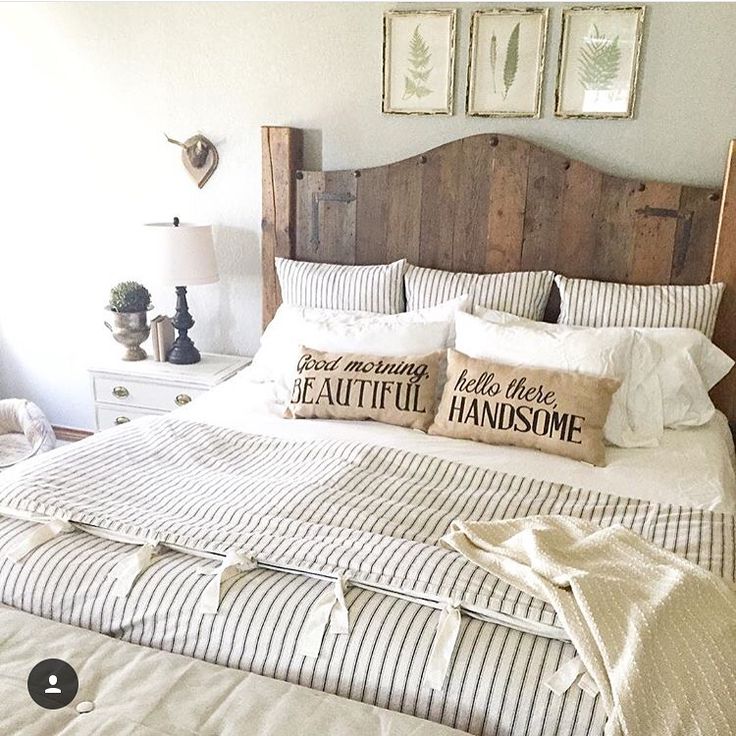 Виразна фактура дерев'яного ліжка у сірій спальні кантрі