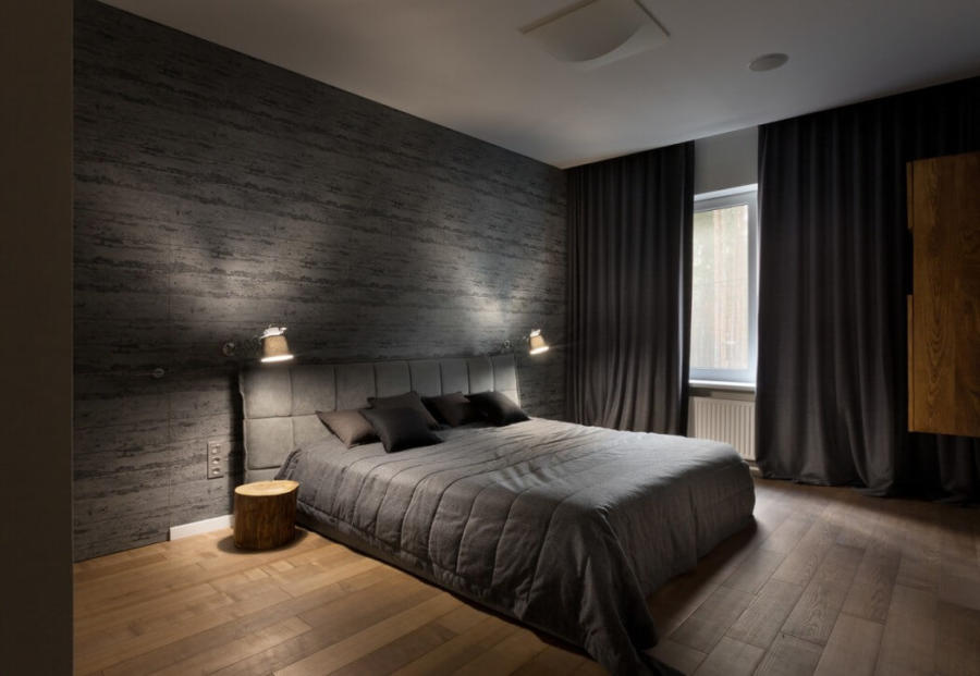 Сірий інтер'єр спальні з дерев'яною підлогою