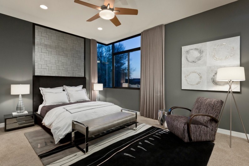 Сіро-коричнева спальня з оригінальними світильниками