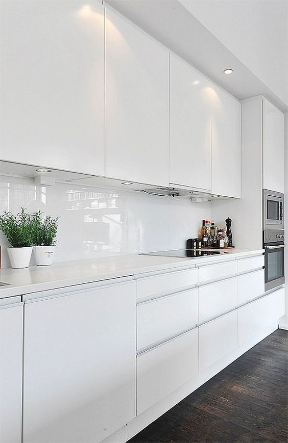 Біла кухня у стилі модерн з глянсовими фасадами