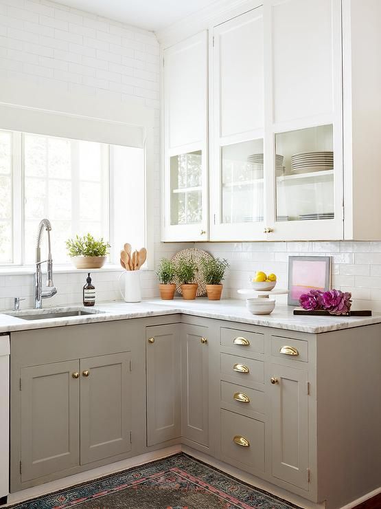 Білий та пастельний сірий кольори у дизайні кухні