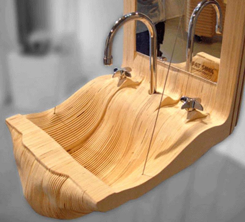 Дерев'яний умивальник в інтер'єрі ванни