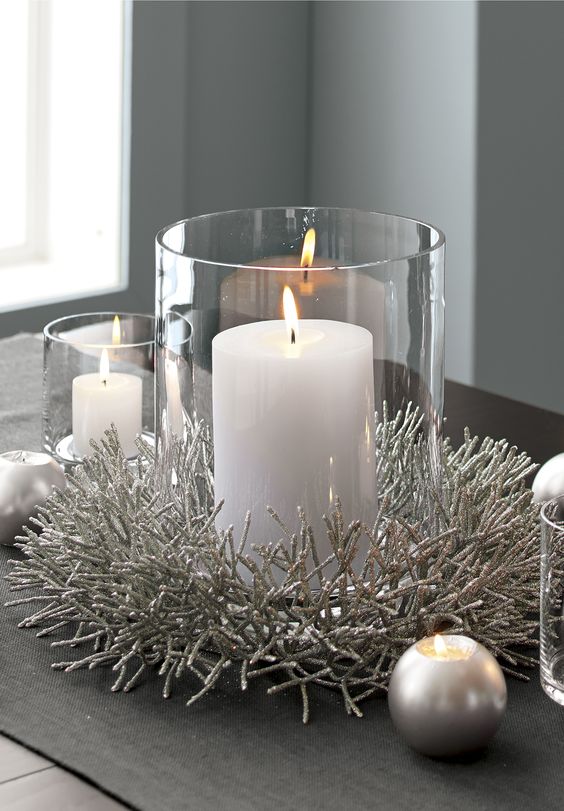 Мінімалістичний скляний свічник з новорічним декором
