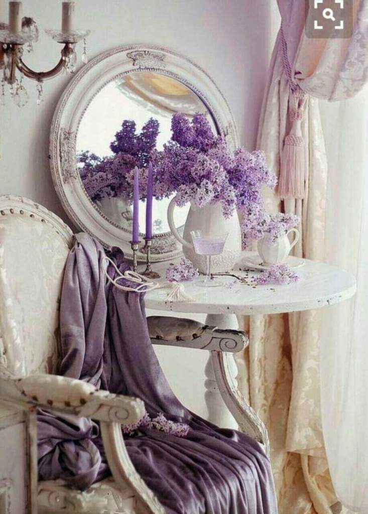 Декоративні елементи з фіолетової палітри: букет бузку, плед