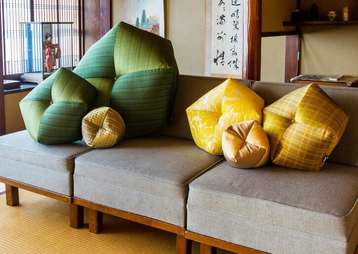 Декоративні подушки оригінальної форми на дивані