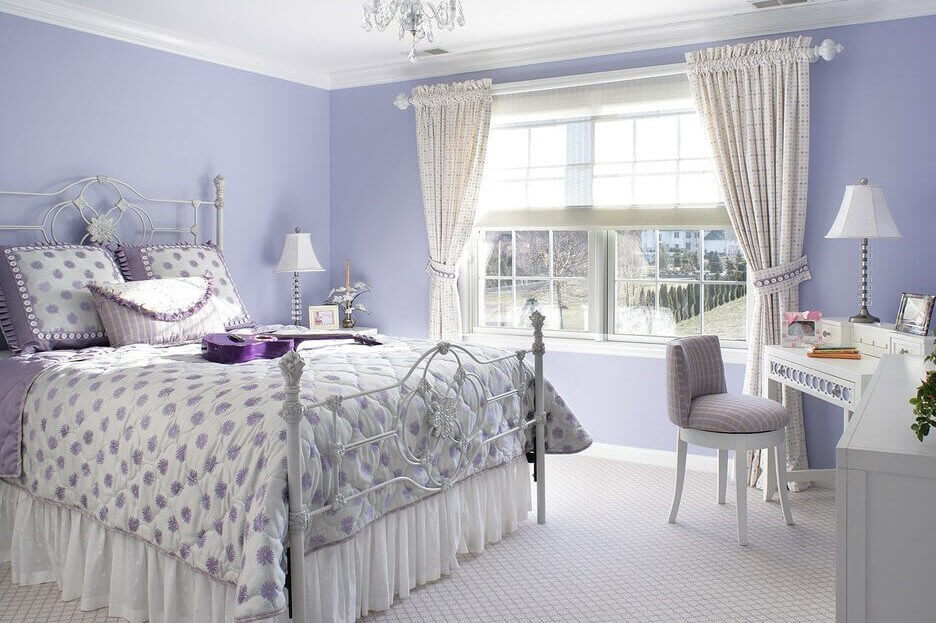 Фіолетові відтінки з білим в інтер'єрі спальні