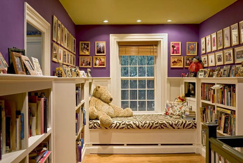 Фіолетові та бежеві кольори у кімнаті підлітка