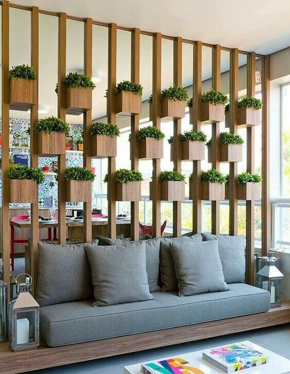 Кімнатна перегородка-стелаж з дерева з кімнатними рослинами