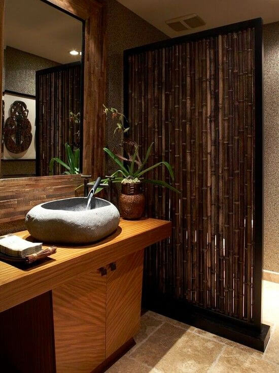 Кімнатна перегородка з бамбука у ванній
