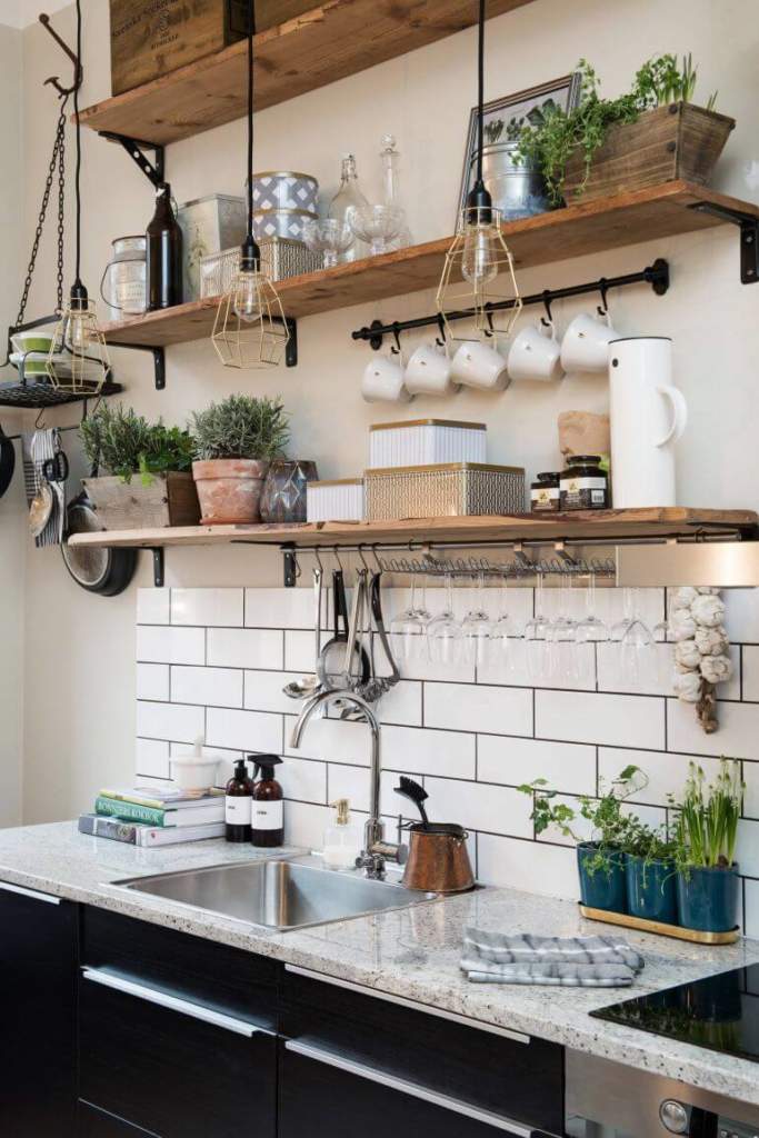 Відкриті полички з рослинами в інтер'єрі кухні без навісних шаф