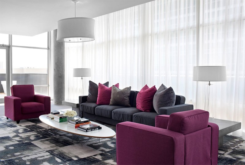 Сливовий та інші відтінки фіолетового у дизайні вітальні