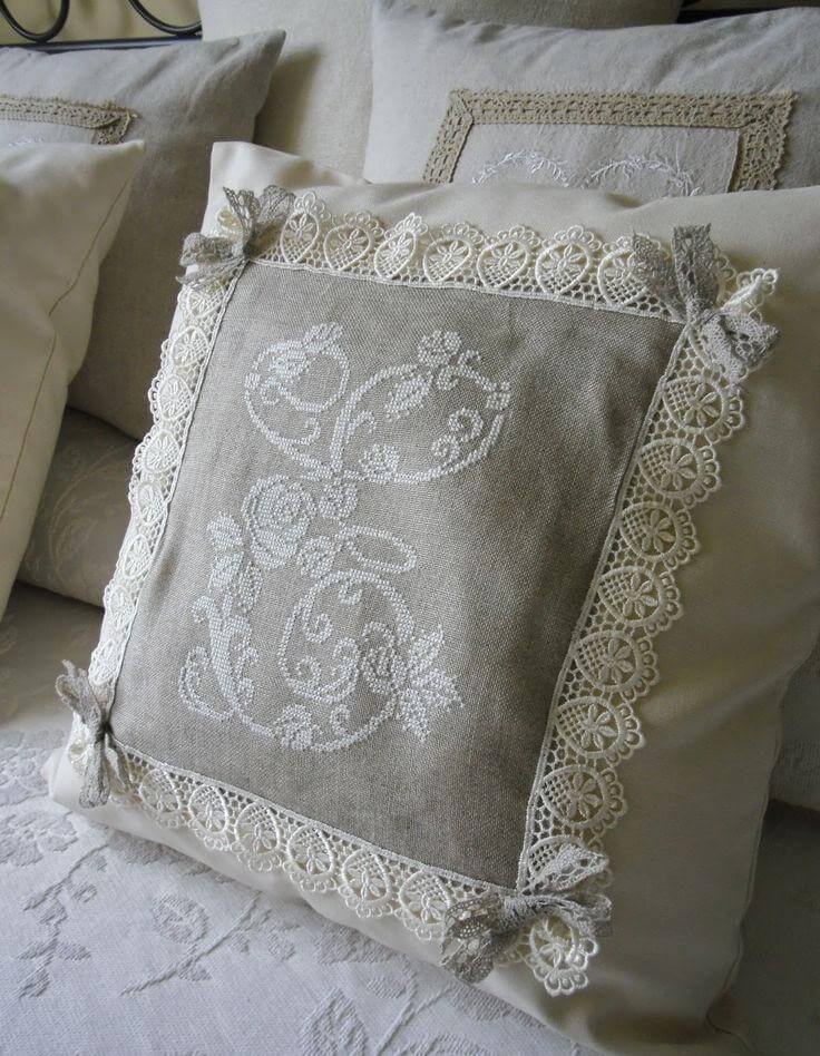 Декоративна подушка з вишивкою та мереживом