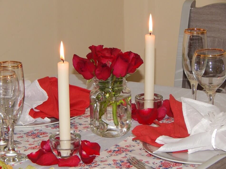 Лаконічний декор столу зі свічками до свята кохання