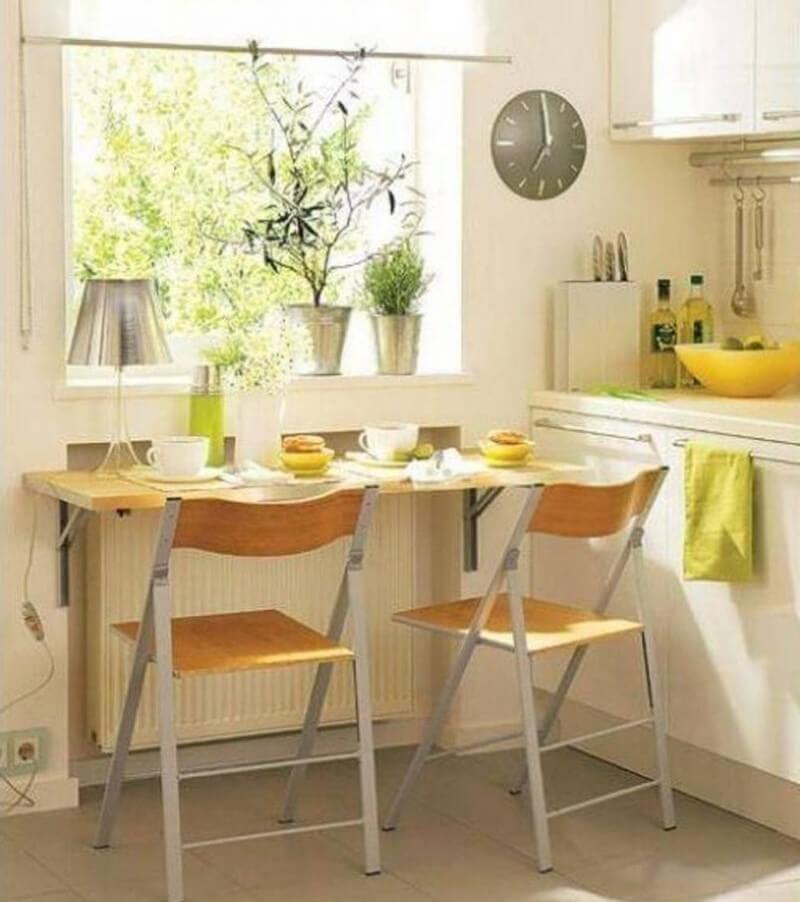 Маленький стіл замість підвіконня в інтер'єрі маленької кухні