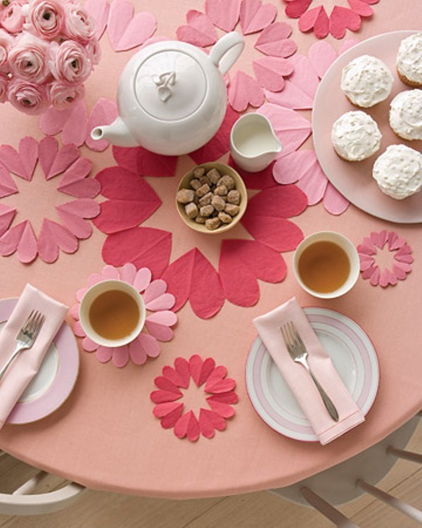 Як прикрасити стіл до дня Святого Валентина паперовими сердечками
