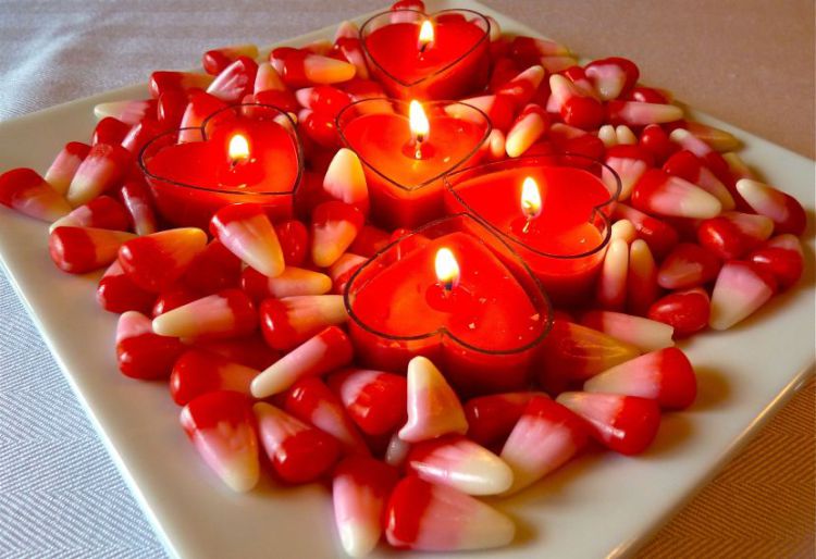 Свічки у вигляді сердечок, щоб прикрасити стіл до дня Святого Валентина