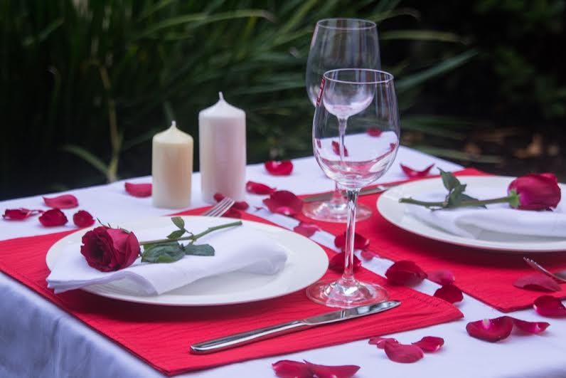 Святкове сервірування столу з трояндами 