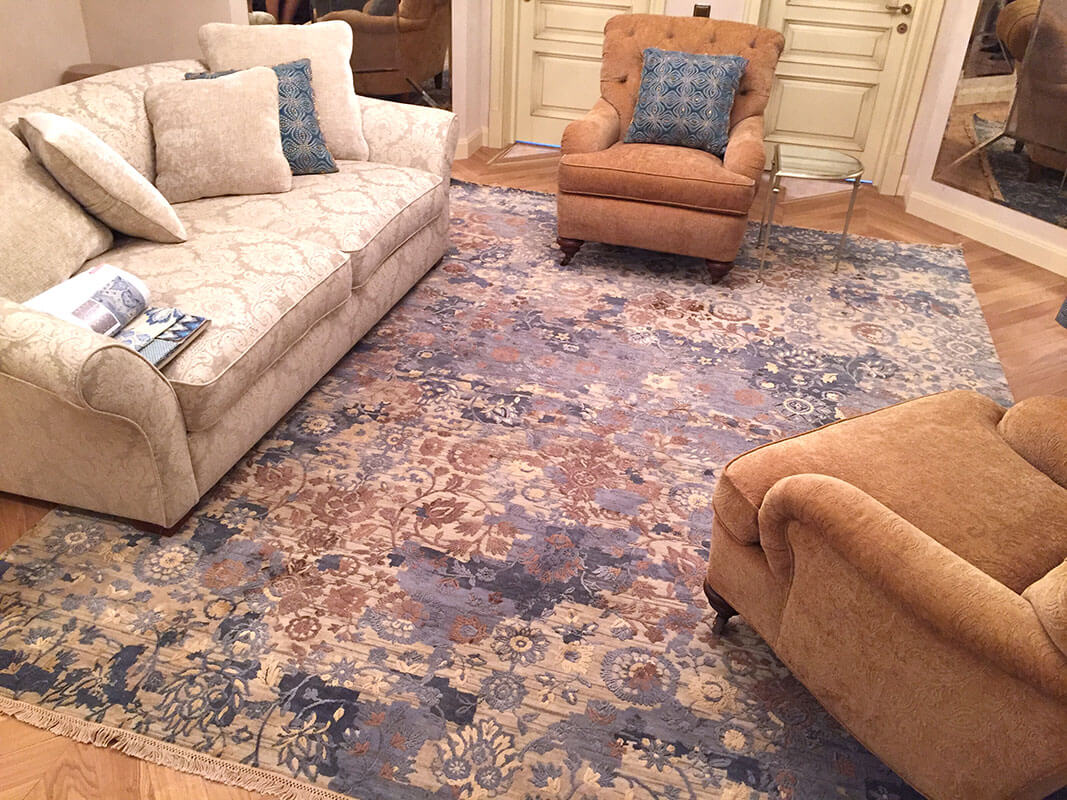 Дизайнерський килим в інтер'єрі вітальні