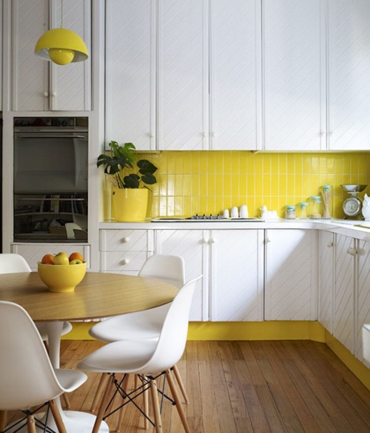 Жовтий та білий кольори в інтер'єрі кухні