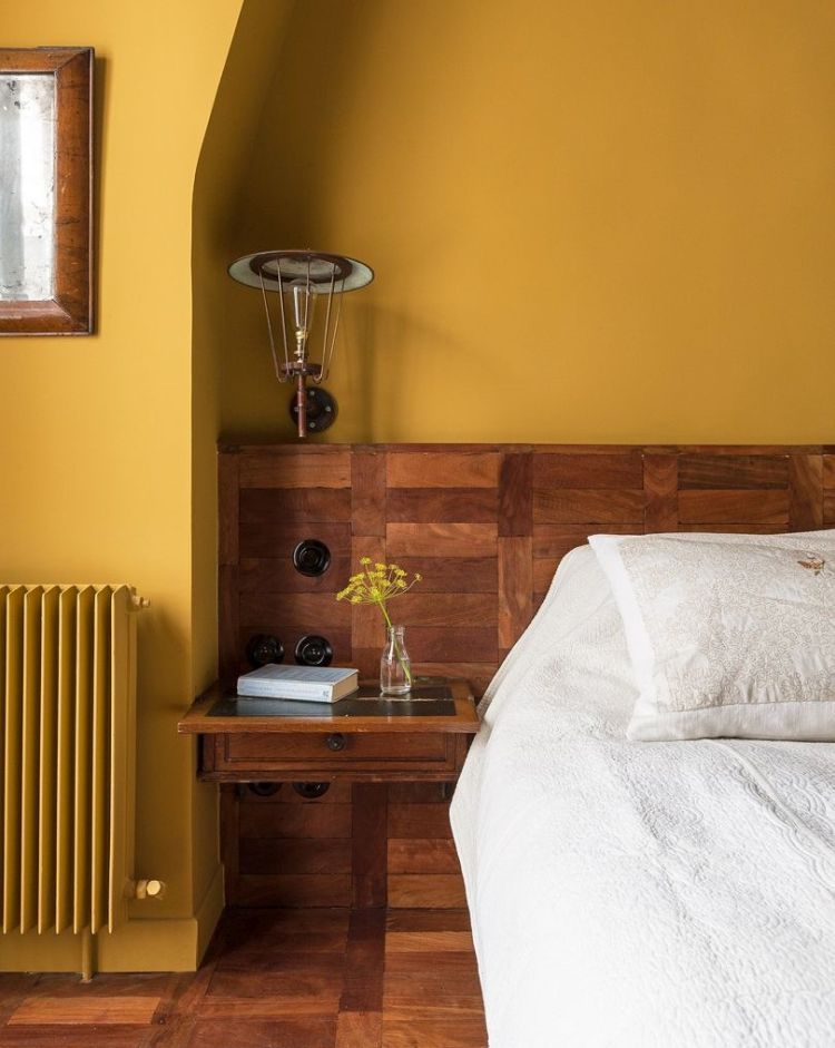 Жовто-коричневий дизайн спальні