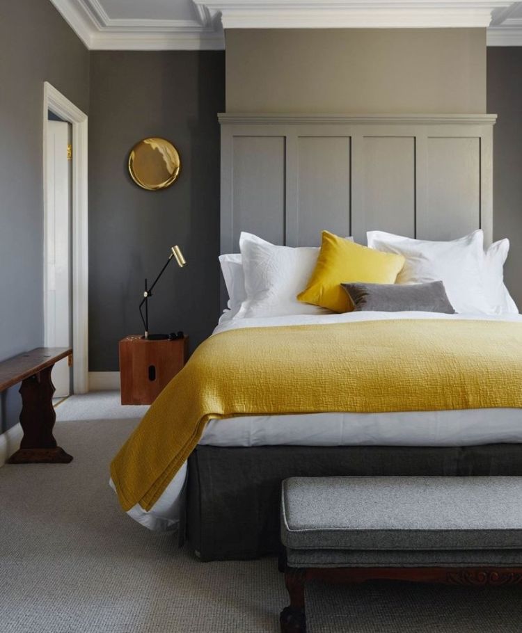Жовтий колір в інтер'єрі сірої спальні