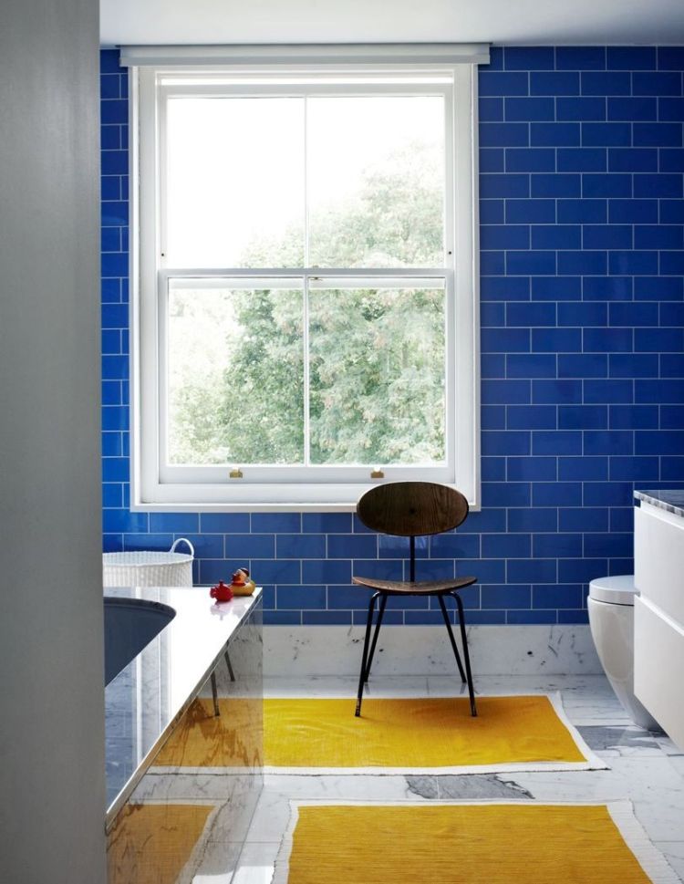 Дизайн ванної кімнати в жовтих та синіх кольорах