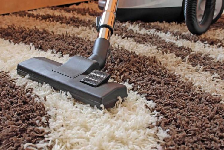 Чищення килимів - один з етапів прибирання напередодні літа