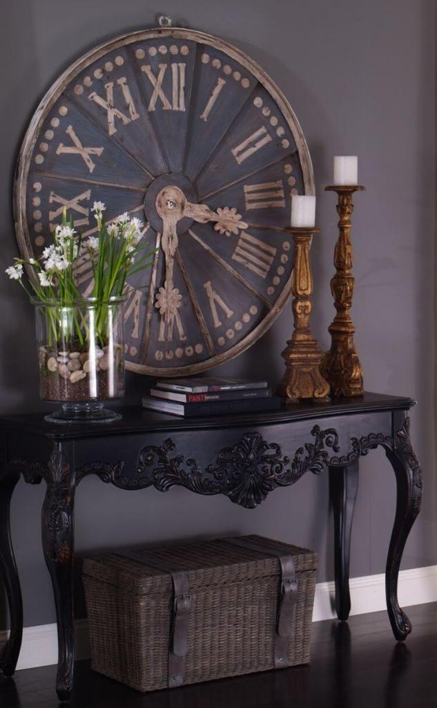 Стильний консольний столик з різьбленням та розташованим над ним годинником