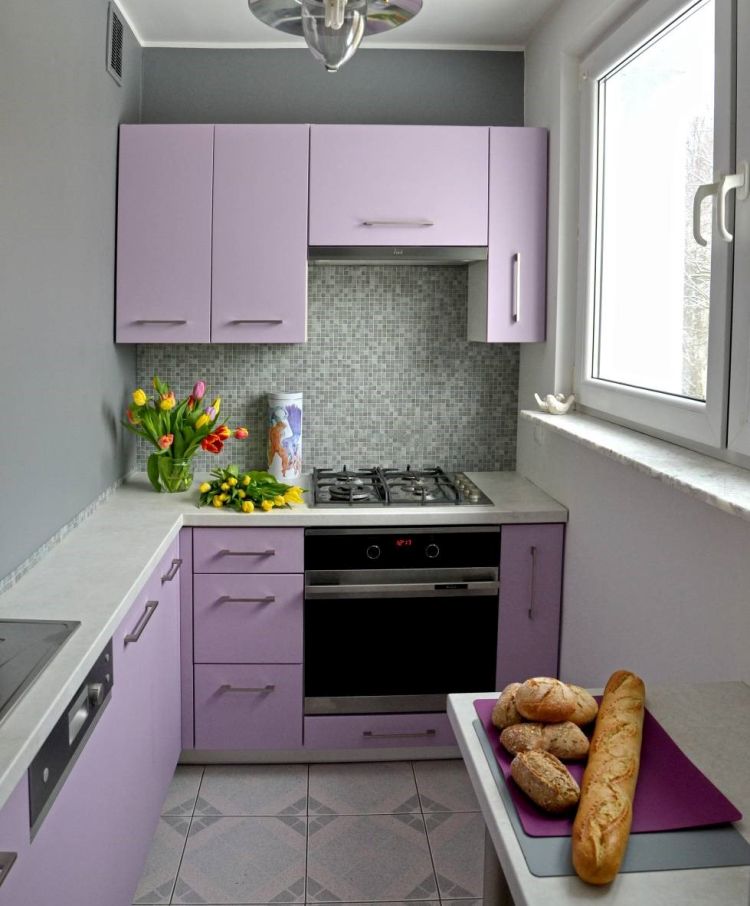 Дизайн маленької кухні в пастельних кольорах