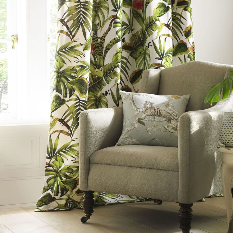 Тропіки в інтер'єрі: штори з малюнком із листя екзотичних рослин