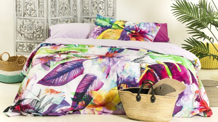 Спальна білизна, декорована яскравими тропічними принтами