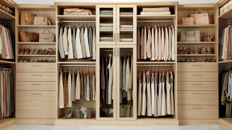 Систематизоване зберігання одягу та аксесуарів у гардеробі