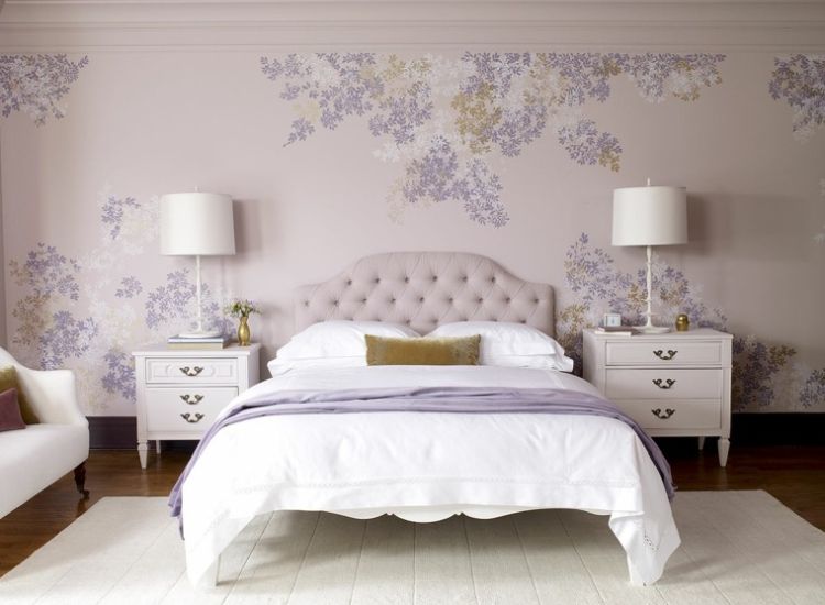 Акцентна стіна з квітковими шпалерами в інтер'єрі спальні