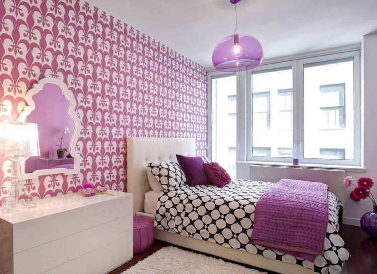 Акцентна стіна в інтер'єрі спальні, декорована шпалерами з геометричним абстрактним малюнком