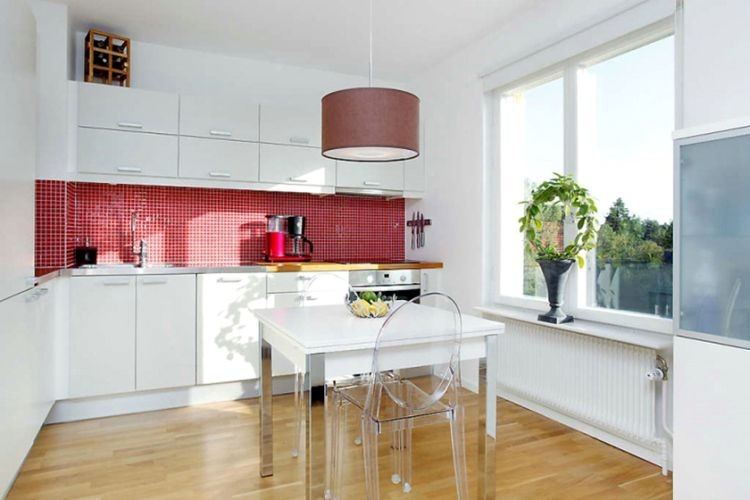 Керамічна плитка червоного кольору як акцент в інтер'єрі кухні
