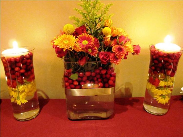 Осінній декор для столу: композиція з плодів та квітів.