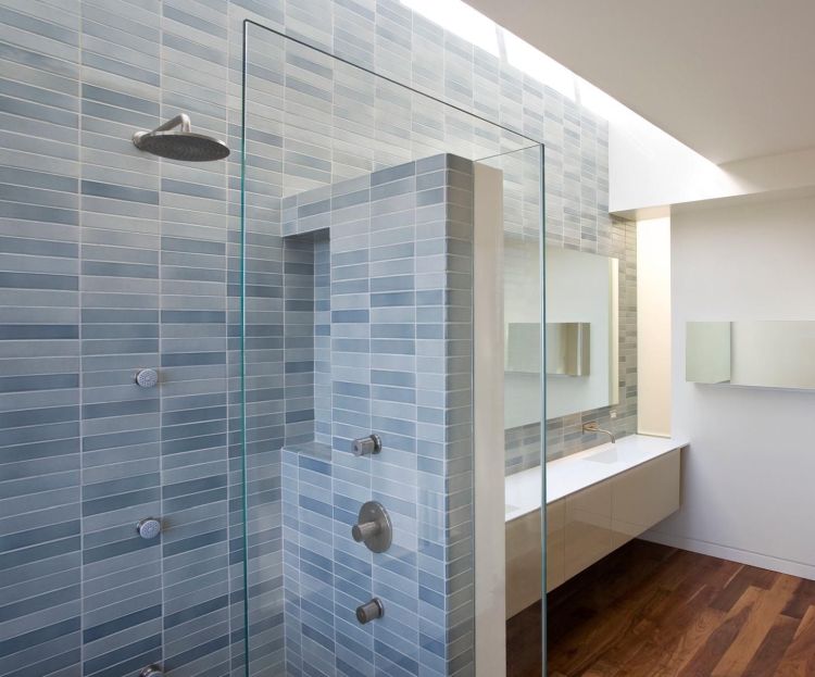 Кахельна плитка та дерев'яні поверхні в оздобленні ванної кімнати