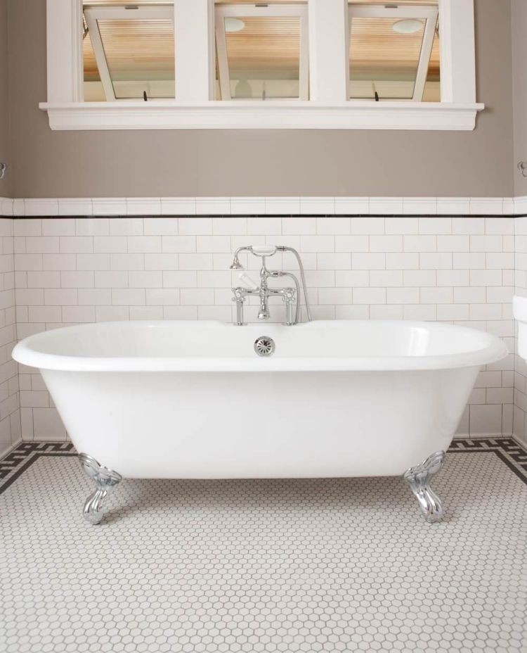 Інтер'єр ванної кімнати з обробкою керамічною плиткою та мозаїкою