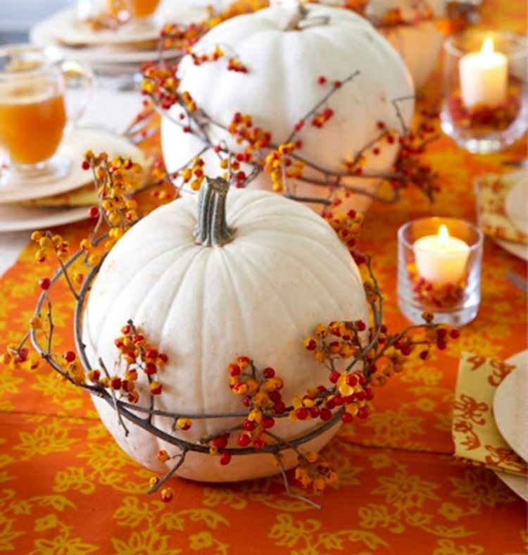 Осінній декор столу у біло-помаранчевій палітрі