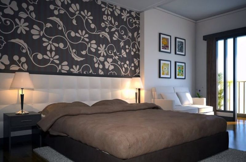 Акцентна стіна у спальні, створена за допомогою шпалер з принтом