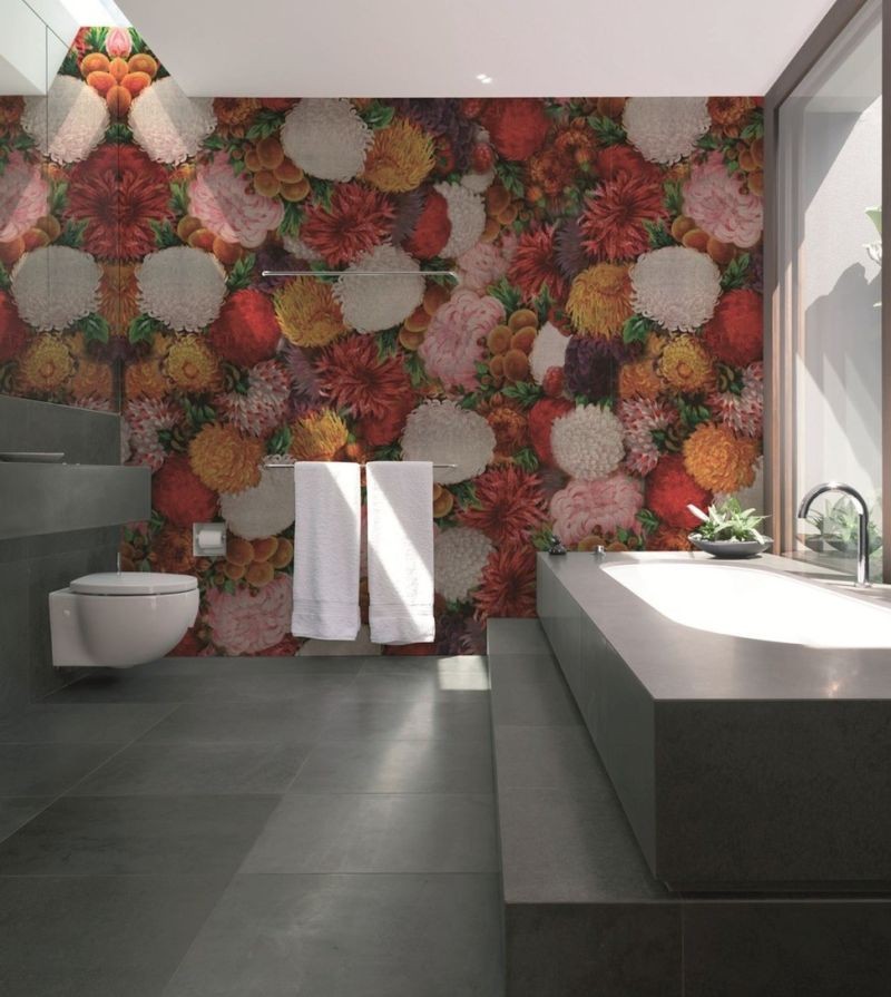 Шпалери з яскравим квітковим принтом у ванній кімнаті