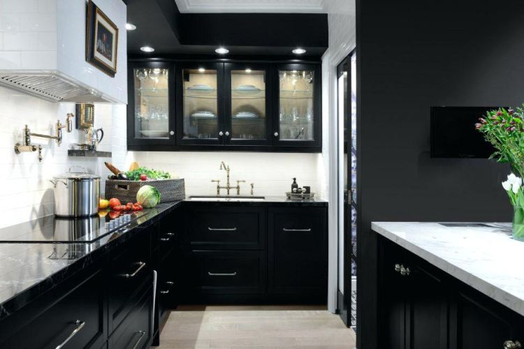 Компактна чорна кухня з навісними шафами