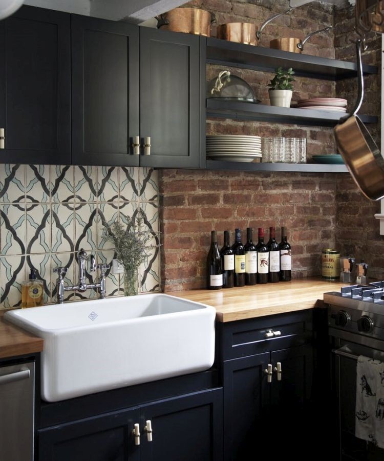 Поєднання чорних меблів і стіни з цегли в інтер'єрі кухні