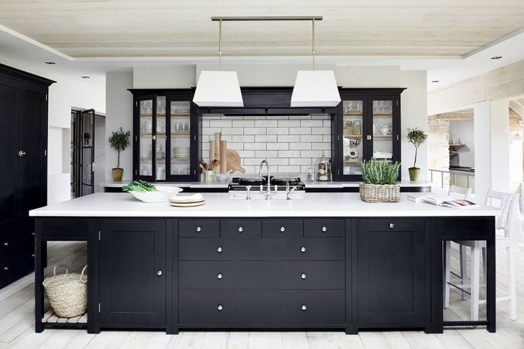 Класична чорно-біла палітра в інтер'єрі кухні