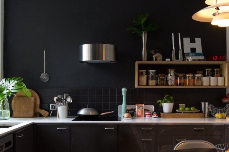 Виразний інтер'єр кухні з чорними меблями і стінами