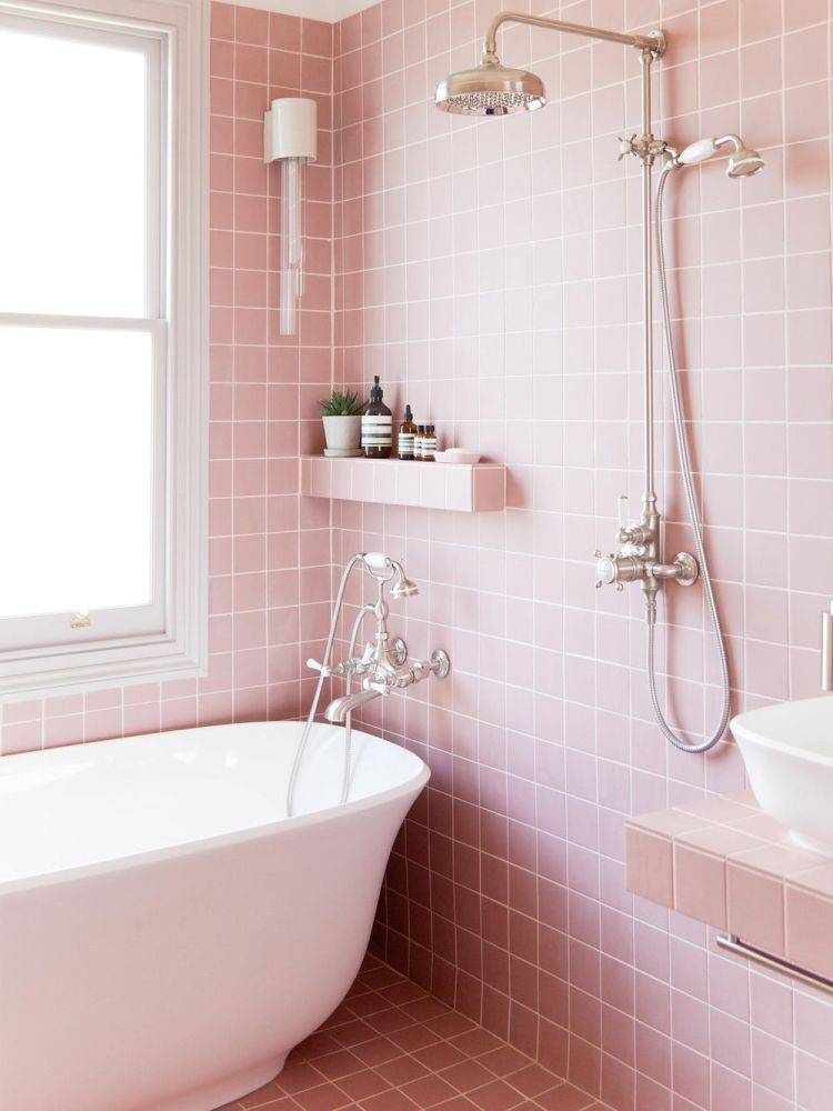 Рожева керамічна плитка у ванній кімнаті