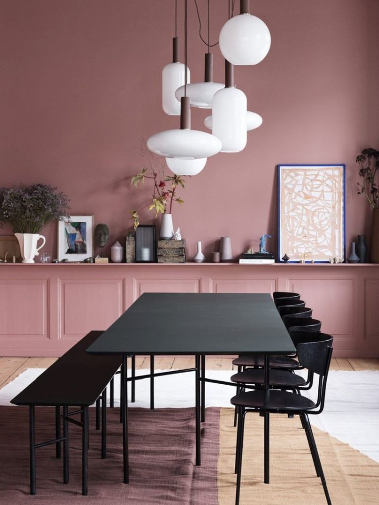 Блідо-рожевий колір стін у їдальні чудово поєднується з темними меблями