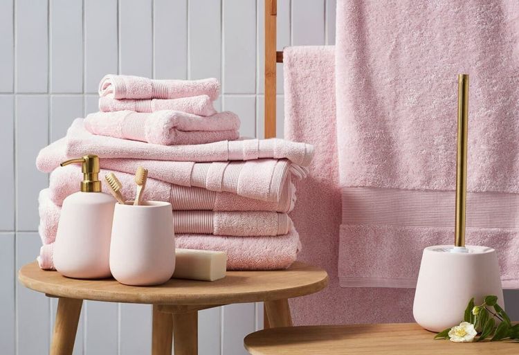 Блідо-рожеві рушники та аксесуари у ванній кімнаті